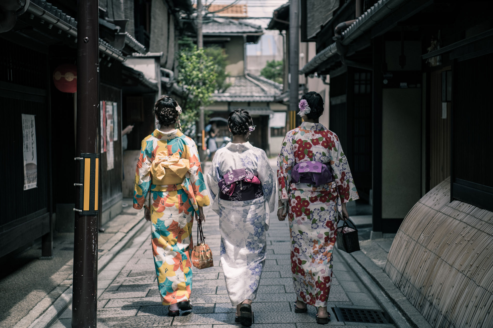 trois japonaises en kimono